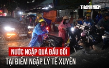 Mưa lớn đúng giờ tan tầm, người dân chật vật qua đoạn ngập quá đầu gối ở TP.HCM