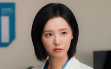 Kim Ji Won thay đổi hình tượng, hóa bác sĩ sau cơn sốt 'Nữ hoàng nước mắt'