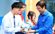 Ban Bí thư T.Ư Đoàn dự khai giảng và trao những phần quà ý nghĩa