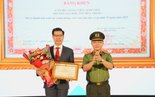 Trường ĐH Tôn Đức Thắng nhận bằng khen từ Bộ Công an trong lễ khai giảng