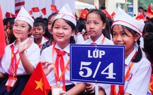 Cha mẹ vượt núi đưa con đi khai giảng: 'Con ở lại trường, tôi đỡ lo'