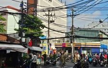 Cháy khách sạn ở TP.HCM, người dân đu dây thoát thân