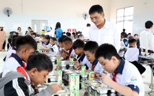 Bữa ăn bán trú đầu tiên ở Trường phổ thông nội trú liên cấp Thuận An