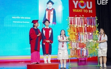 Choáng ngợp với nam sinh mang 156 tấm huy chương lên nhận bằng tốt nghiệp