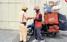 Nhiều shipper bị CSGT TP.HCM phạt vì chở hàng cồng kềnh, che biển số
