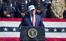 Tổng thống Trump kể từng được lính cứu hỏa xốc nách chạy trong vụ khủng bố 11.9
