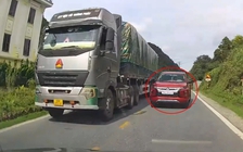 Xe sau nháy đèn xin vượt, tài xế phía trước không nhường đường có sai luật?
