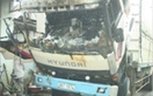 Xe tải bốc cháy khi đang lưu thông