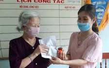 Cảm động chuyện cụ bà 87 tuổi tóc bạc phơ ủng hộ tiền, vàng phòng chống Covid-19