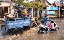 Triều cường dâng cao trên con đường ngập 20 ngày/tháng, ba gác kiếm tiền triệu