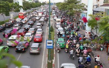 Cửa ngõ sân bay Tân Sơn Nhất kẹt xe không nhúc nhích chiều cuối tuần