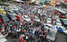 Kẹt xe kéo dài 2 km ở cửa ngõ sân bay Tân Sơn Nhất