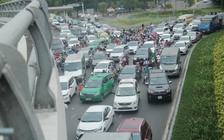 Kẹt xe kinh hoàng gần 2 giờ ở cửa ngõ sân bay Tân Sơn Nhất