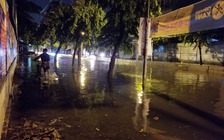 Người Sài Gòn dắt xe chết máy giữa đêm khuya sau cơn mưa cực lớn