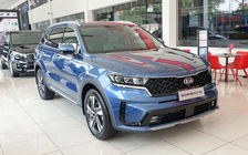 Giá niêm yết KIA Sorento giảm 100 triệu đồng, cạnh tranh Hyundai Santa Fe