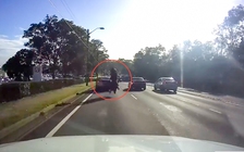 Phanh gấp, xe tay ga lật ngửa giữa xa lộ