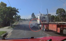 Tạt đầu xe tải, ô tô bị kéo lê trên đường