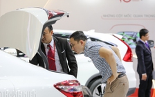 Giá ô tô giảm mạnh, người mua vẫn phân vân