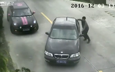 Ô tô lao xuống sông do tài xế đạp nhầm chân ga