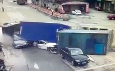Dừng đèn đỏ, 2 ô tô con bị xe container lật đè nát