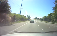 Vượt xe cùng chiều, ô tô mất lái gây tai nạn