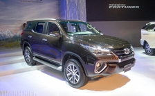 Tăng giá so với mẫu cũ, Toyota Fortuner 2017 vẫn hút khách Việt