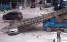 Tài xế thoát chết khi hàng chục cây tre đâm xuyên xe hơi