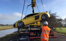 Tài xế không làm chủ tốc độ, siêu xe Audi R8 'tắm sông'