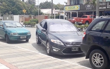 Giải pháp mới của tài xế giúp ô tô dễ dàng ra khỏi bãi đỗ