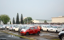 Xe nhập tắc đường về, ô tô nội hút khách mùa Tết