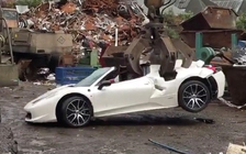 Siêu xe Ferrari 458 Spider bị nghiền nát do không rõ nguồn gốc