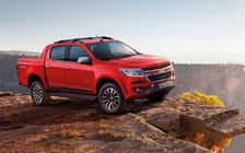 Chevrolet Colorado thêm bản một cầu số tự động, giá 651 triệu đồng