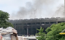 Cháy bãi đỗ ô tô, hơn 100 xe Mercedes-Benz bị thiêu rụi