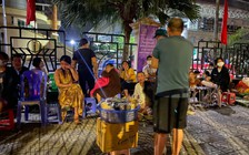 Gần 1.000 người dân Phú Thọ mang chăn chiếu, trực chiến cả đêm canh vé xem U.23