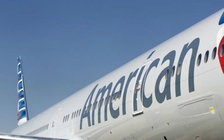 Phi hành đoàn bị tố đuổi khách khỏi máy bay vì 'ngứa mắt'