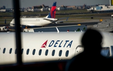 Máy bay Delta Airlines lại gặp sự cố khiến hàng loạt khách buồn nôn