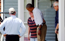 Tranh cãi về chuyến thăm muộn màng của ông Obama đến vùng lũ