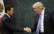 Đến Mexico bàn chuyện xây tường biên giới, ông Trump gọi tổng thống Nieto là bạn