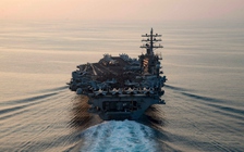 Nữ quân nhân Mỹ sinh con trên tàu sân bay đang chống IS