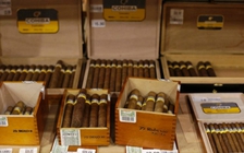 Mỹ bỏ cấm vận xì gà, rượu rum Cuba