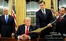 Chính sách đầu tiên được Tổng thống Trump ban hành là gì?