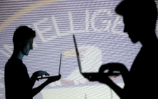 Báo Mỹ: Làm sao để không bị CIA nghe lén?