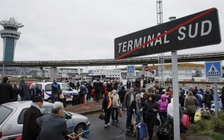 Kẻ bị bắn chết ở sân bay Pháp đã bắn một cảnh sát trước đó