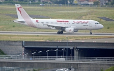 Tunisia triệu tập đại sứ Anh vụ cấm mang thiết bị điện tử lên máy bay