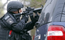 Nổ súng trên xe buýt ở Mỹ, nghi phạm đầu hàng