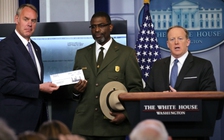 Tổng thống Trump tặng tiền lương quý đầu tiên cho cơ quan chính quyền