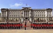 Hoàng gia Anh triệu tập toàn bộ nhân viên họp khẩn