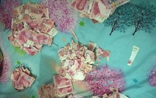 Cậu bé Trung Quốc xé vụn tiền vay ngân hàng của bố