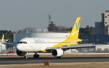 Hãng bay Nhật để hành khách liệt chân bò lên máy bay