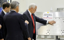 Phó tổng thống Mỹ gây bão mạng khi sờ vào 'vật cấm sờ'